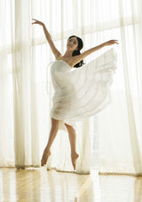 组图：刘奕丹白衫性感写真 香肩微露秀曼妙曲线