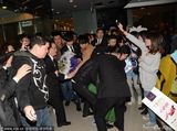 组图：张杰捞金被围堵 现场混乱粉丝摔倒