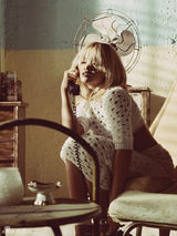 组图：蕾哈娜登《ELLE》封面 性感出镜显狂野魅力