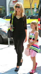 高清图：海蒂-克鲁姆和女儿出行黑衣背潮包现身