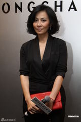 高清组图：刘嘉玲捞金秀金戒指 笑称梁朝伟表扬自己