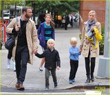 组图：娜奥米-沃兹与老公情侣装出游 可爱儿子缠老爸