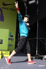 组图：张惠妹运动装亮相 为跑步活动站台