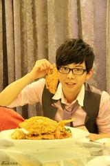 组图：胡夏亲密接触黄金蟹 萌神上身吃海鲜