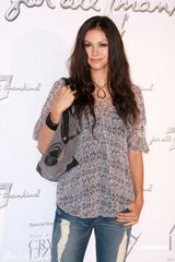 幻灯图：林志玲出席时装发布会 性感中凸显狂野