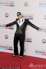 组图：鸟叔亮相红毯跳骑马舞 不改搞怪本色