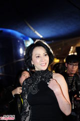 组图：刘嘉玲盛装亮相拒受访 姚星彤中门大开秀半球