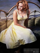 组图：斯嘉丽出演舞台剧 脱裙露豪乳“香飘四溢”