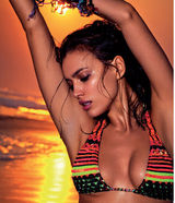 组图：C罗女友秀美胸 令人血脉喷张