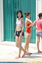 组图：颜子菲泳装亮相户外节目 赴马尔代夫拍摄