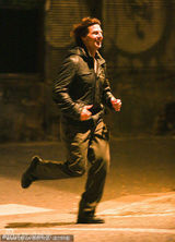 组图：克鲁斯《碟中谍4》片场狂奔 露招牌笑容