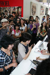 幻灯组图：尚雯婕化身复古女郎 深V红唇大秀性感