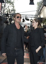 组图：朱莉中性装扮亮相皮特新片巴黎首映