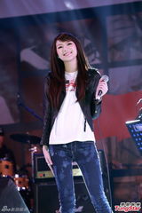 组图：何超仪称与何超云不熟 拒谈对方情变传闻