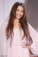 组图：周蕙粉裙亮相气质优雅 现场洒泪否认整形