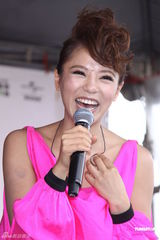 组图：丁当签唱会目睹男男热吻 称很想谈恋爱