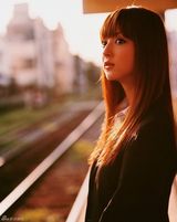 组图：佐佐木希玩变装秀 穿旗袍抱熊猫