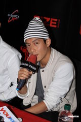 组图：陈冠希上海签售新专辑 称娱乐圈无安全感