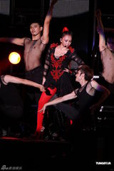 组图：阿妹身著爆乳装开唱 歌迷现场点唱饱耳福