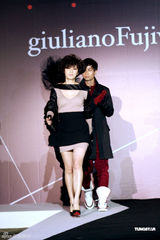 组图：贾静雯低胸V领衫香艳亮相 大秀迷人乳沟