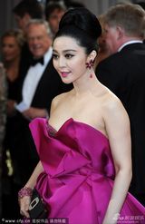 组图：奥斯卡红毯范冰冰粉色礼服大秀香肩雪肤