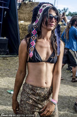 高清组图：伦敦秘密花园派对男士穿婚纱扮孕妇