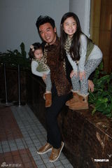 组图：钟镇涛生日携女亮相派对 谭咏麟叶童现身