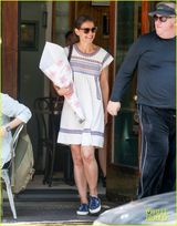 组图：前汤嫂霍尔姆斯民族风短裙展灿烂笑容