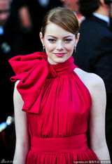 高清组图：奥斯卡红毯艾玛-斯通紫红色礼服亮相