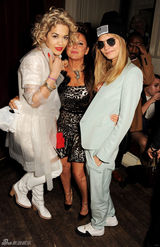 组图：凯特-莫斯派对性感复古风情迷人