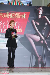 组图：容祖儿全黑短裙宣传新碟