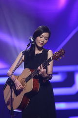 高清图集：新浪网络盛典 张悬深情演唱笑容满面