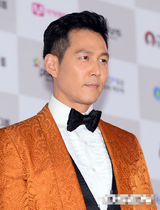 组图：李政宰黄色印花西服亮相 显成熟绅士气质