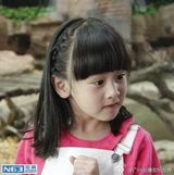 组图：森碟拍广告表情多 穿背带裤嘟嘴卖萌