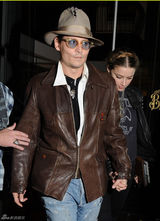 组图：德普陪未婚妻逛书店庆生 送玫瑰表爱意