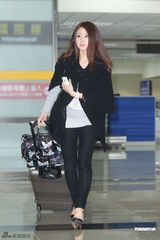 组图：佐藤麻衣现身清丽依旧 谈地震如世界末日