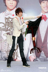 高清组图：“魔幻1+1”签唱会 大师兄罗志祥站台