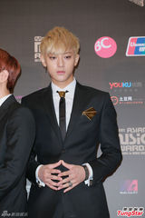 高清图：GD条纹装出席mama记者会 EXO正装帅气