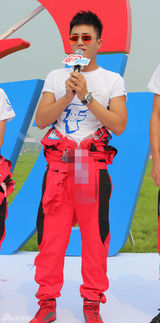 组图：杜淳助阵慈善车赛 斩获冠军爱心义卖