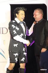 组图：蔡康永衣服贴满飞机亮相 台上耍宝又唱又跳