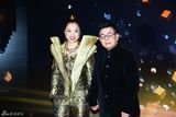 组图：2013新浪微博之夜红毯 黄绮珊黄金甲亮相