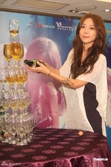 组图：陈绮贞演唱会加场顺利落幕 开香槟庆功