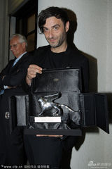 组图：阿万纳斯凭《暴力小姐》获最佳导演奖