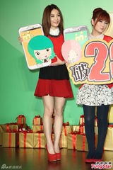 组图：S.H.E出席代言活动 圣诞节互交换礼物