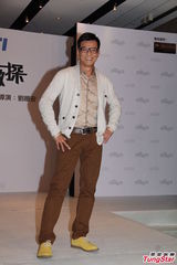 组图：黄日华父女档合作拍剧 关楚耀饰精神病患