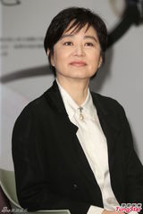 组图：林青霞返台风韵迷人 看曾经接吻镜头大笑