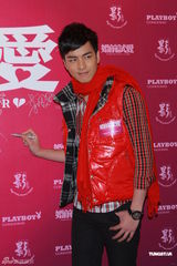 组图：《婚前试爱》首映 周秀娜真空上阵甜美性感