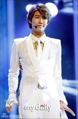 组图：G-dragon获音乐节目冠军 宣美撅臀辣舞