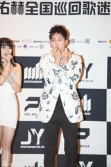 高清组图：张佑赫在京会粉丝 秀舞姿有爱互动