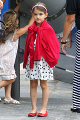 组图：凯蒂-赫尔姆斯带苏瑞玩耍显露母爱